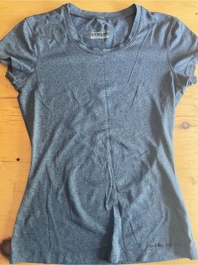 Under Armour Women's Heather Charcoal Short Sleeve Performance Tee